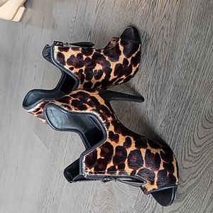 Schutz leopard hair black leather heels